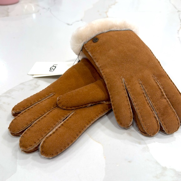 ✨ UGG® Genuine Dyed Shearling Suede Gloves– Chestnut – Ultra Soft & Gift-Ready ✨ - Picture 8 of 9